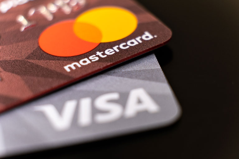 Tarjeta de crédito mastercard encima de una tarjeta de crédito visa