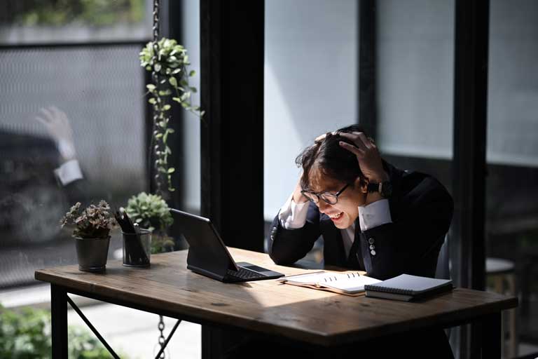 Profesional preocupado viendo a la pantalla de un computador