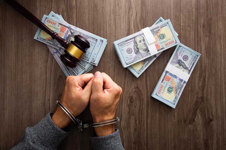 Hombre esposado por lavado de dinero