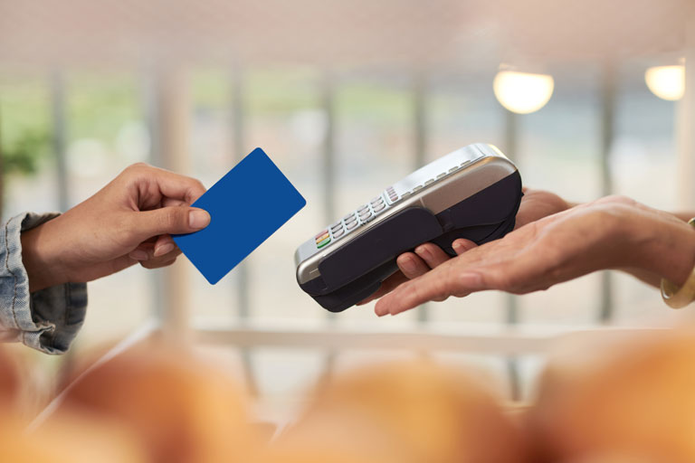 Cliente pagando con una tarjeta de crédito en una tienda