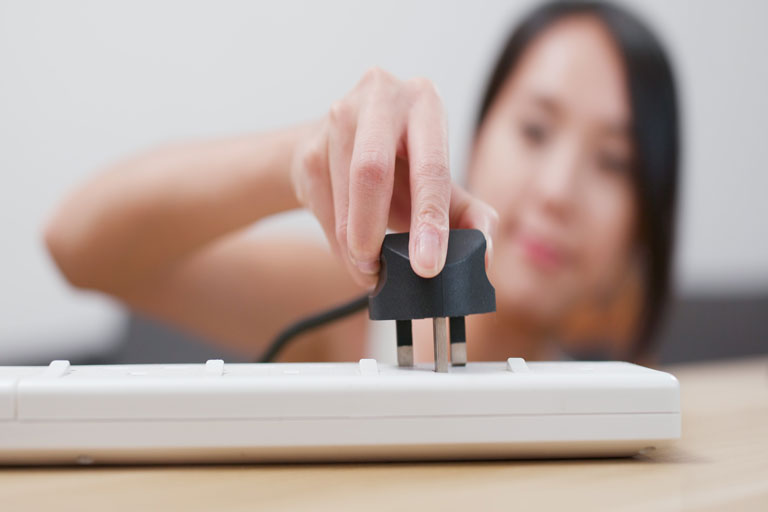 Mujer conectando un cable a una extension