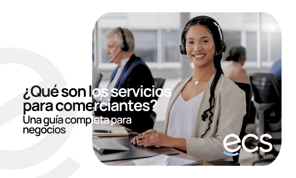 Banner promocional en español que muestra a una representante de servicio al cliente sonriendo y usando auriculares con micrófono, sentada en un escritorio en una oficina moderna, con compañeros desenfocados al fondo.